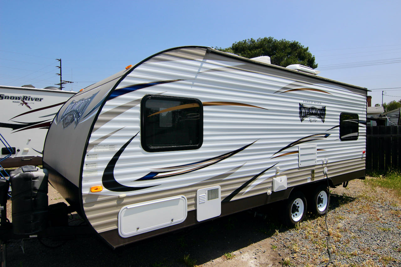 2016 Wildwood 19RD, Electric Awning and Jacks, Lite Weight Travel Trailer! full