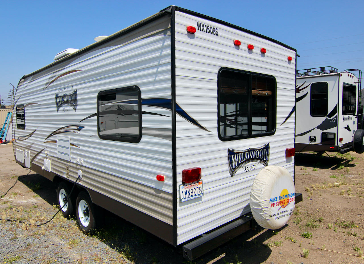 2016 Wildwood 19RD, Electric Awning and Jacks, Lite Weight Travel Trailer! full