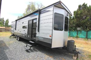 2022 Salem Villa 40FDEN-8 Park Trailer, Great Live aboard , Like New!